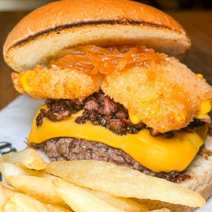 Pão, 2 blend fraldinha, queijo gouda empanado, maionese da casa
