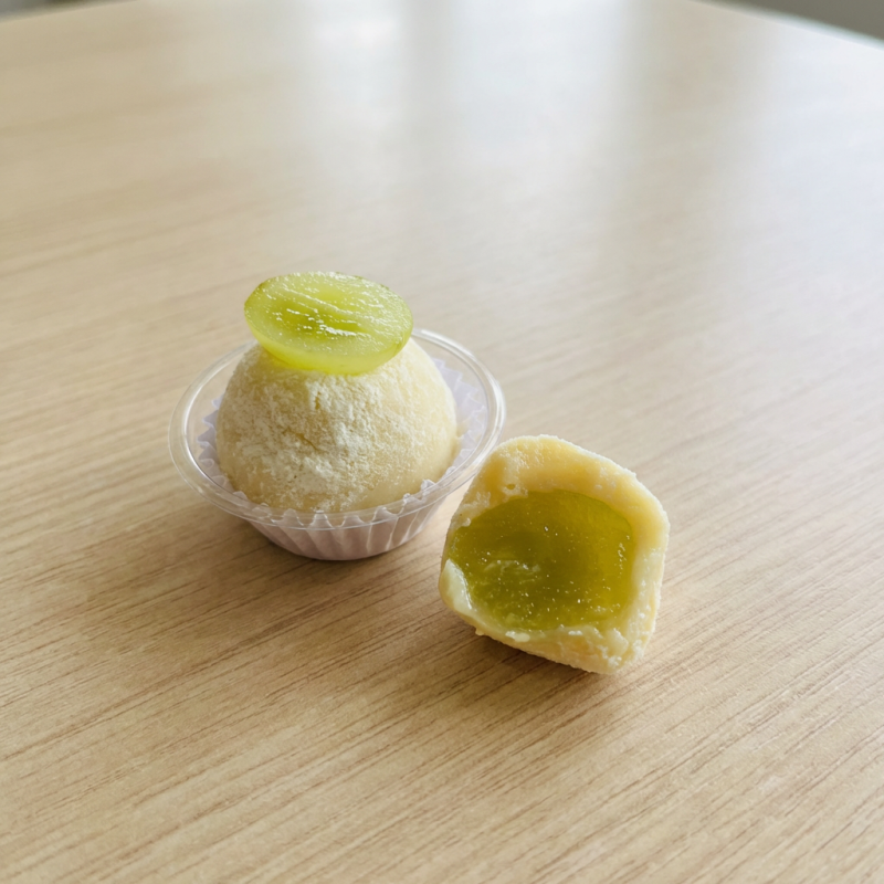 Brigadeiro de ninho recheado com uva sem semente. Venda por unidade.