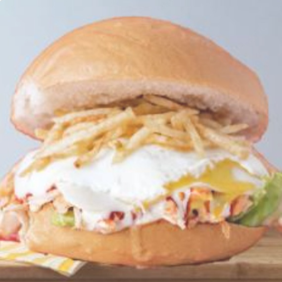 Sándwich Royal de Hamburguesa con Queso y Huevo.