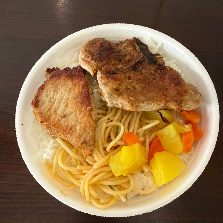 Arroz, feijão, macarrão, salada, bisteca suína e refri 350ml grátis