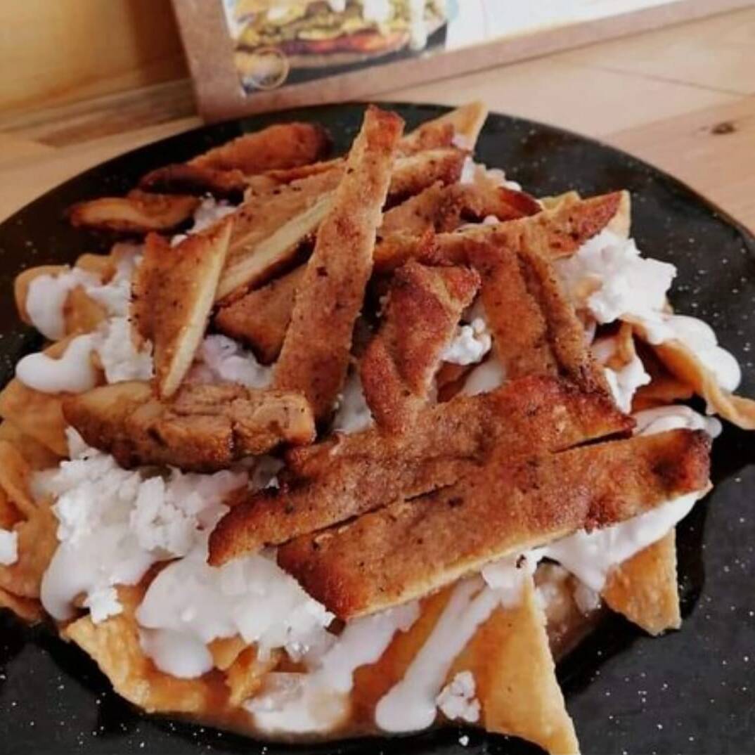 CHILAQUIL CON MILANESA POLLO