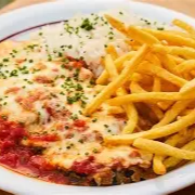 Parmegiana de carne com arroz branco e batata fritas.