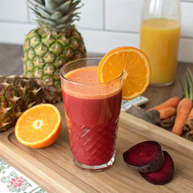 Jugo Rojo (naranja, piña, betabel)