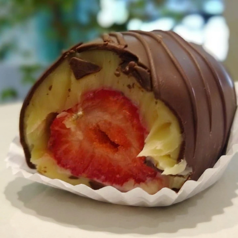 Bombom feito com brigadeiro branco, morangos frescos glaçado com Chocolate meio amargo