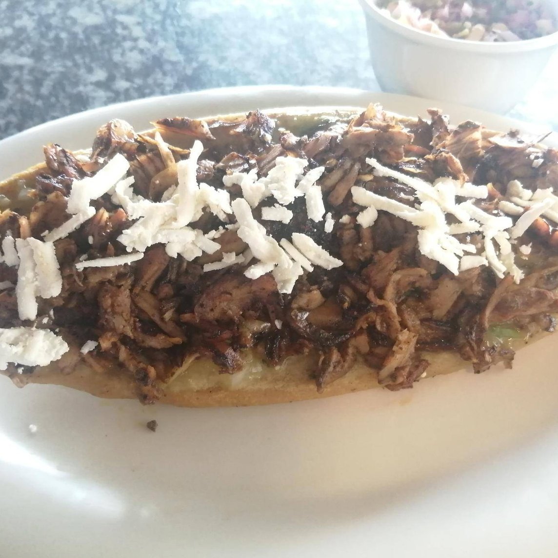 Huarache de pastor negro con queso