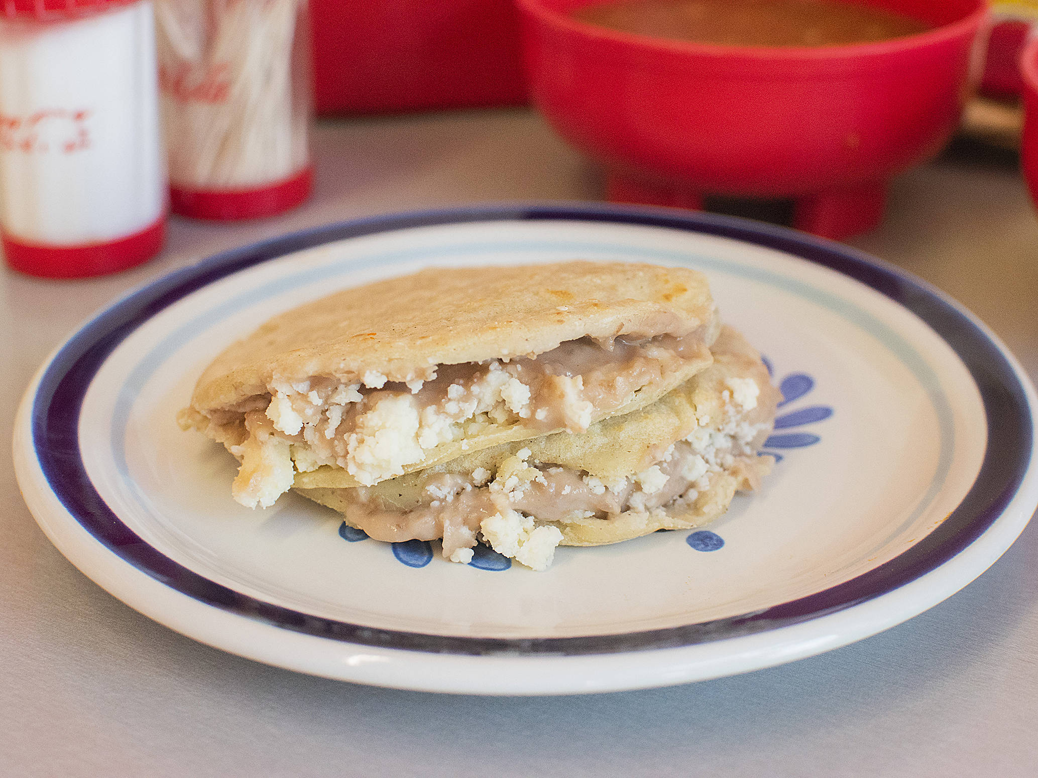 Gordita de Frijoles Fritos con queso