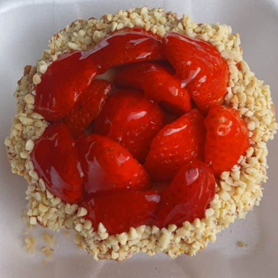 Base cascão, creme belga e morangos frescos, brilho de morango e amendoim