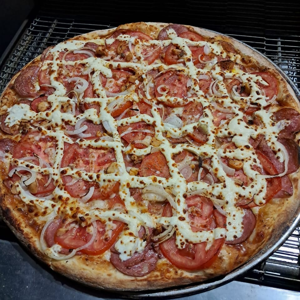 massa napolitana de longa fermentação, molho de tomate artesanal, muçarela, tomate, champignon ,cebola , catupiry e orégano