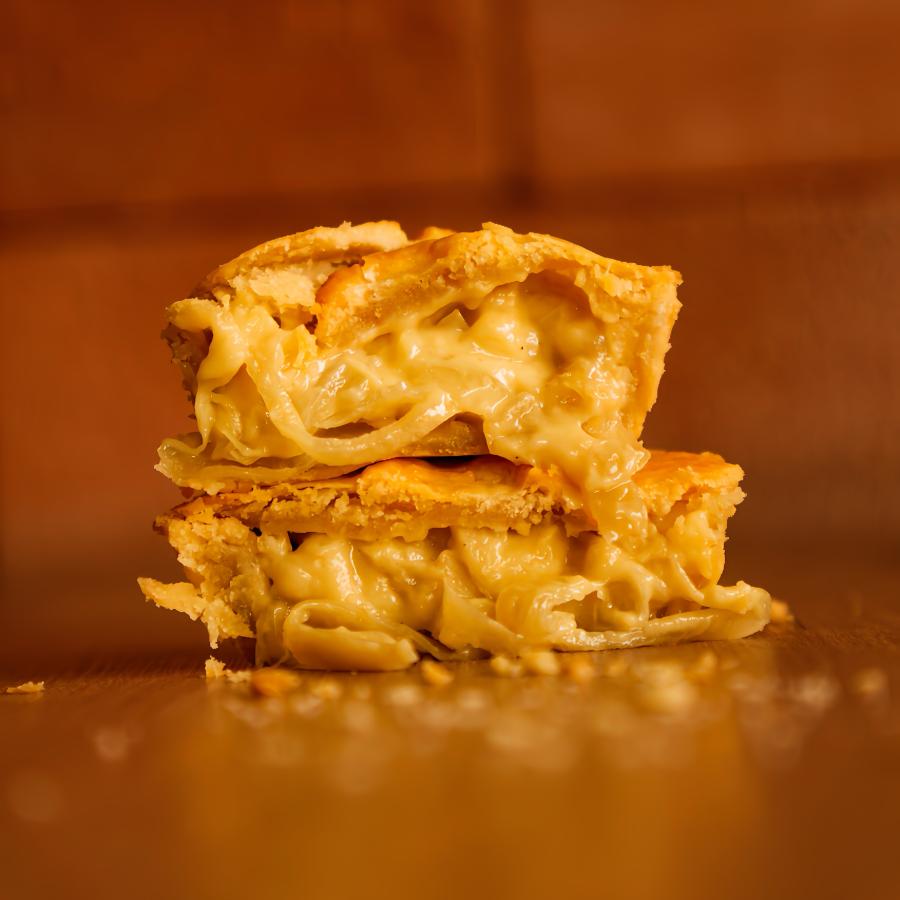 Cebola refogada bem devagar, no ponto doce e cremoso com molho branco, dentro da nossa massa alta e quentinha. Simples de mais pra ser tão boa.