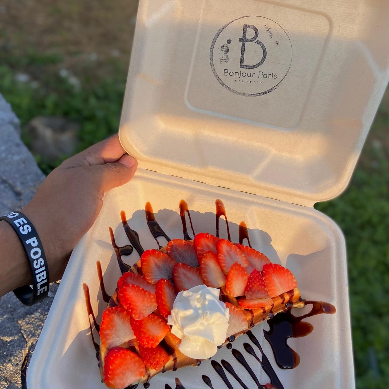 Medio Waffle con Fruta.