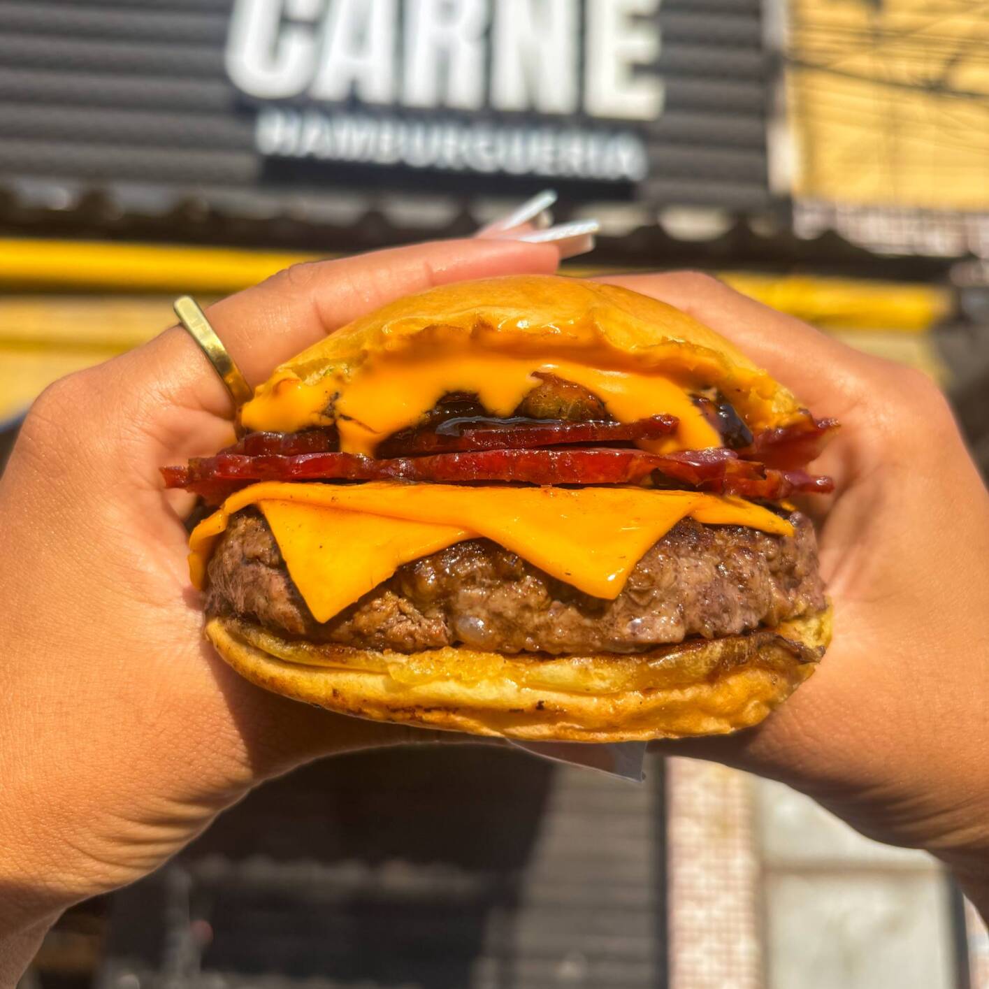 Pão macio tostado na chapa, burger artesanal suculento de 130g, 2 fatias de queijo derretido, bacon crocante, cebola caramelizada no ponto perfeito e nossa maionese tasty exclusiva, criando uma explosão de sabor entre o doce e o defumado.
🔥 Perfeito pra quem quer um hambúrguer artesanal marcante, intenso e cheio de personalidade.