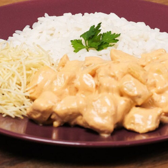 Strogonoff cremoso de frango com molho caseiro do chefe. Acompanha: Arroz branco e batata palha. Individual 400g