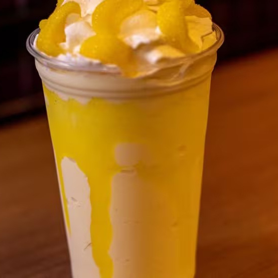 Uma combinação irresistível de sabor e diversão! Feito com sorvete cremoso, leite gelado e pedacinhos das clássicas bala Fini Banana, esse milk shake é pura nostalgia com um toque moderno. Doce na medida certa, cremoso e com aquele sabor inconfundível de banana que todo mundo ama!