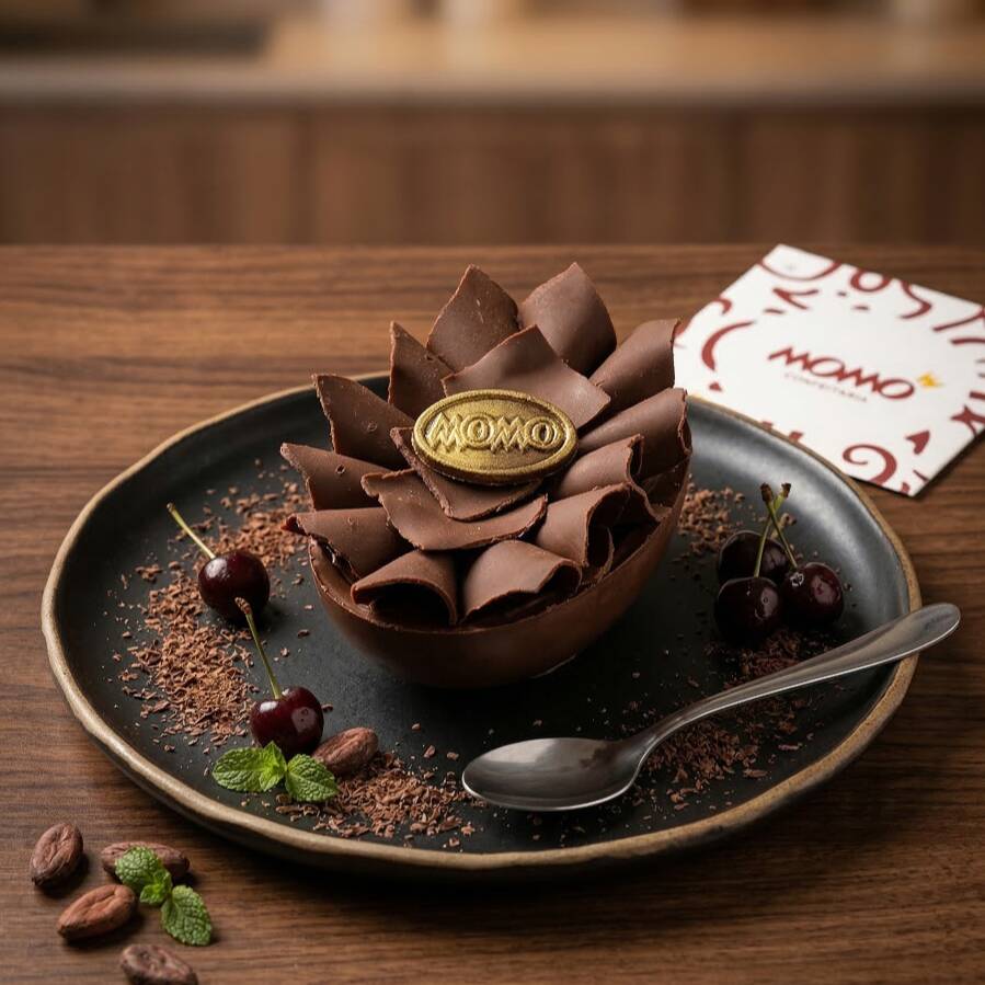 Ovo de páscoa com 350g recheado com brigadeiro de chocolate e brigadeiro de nozes, casca e decorações feitas com chocolate ao leite