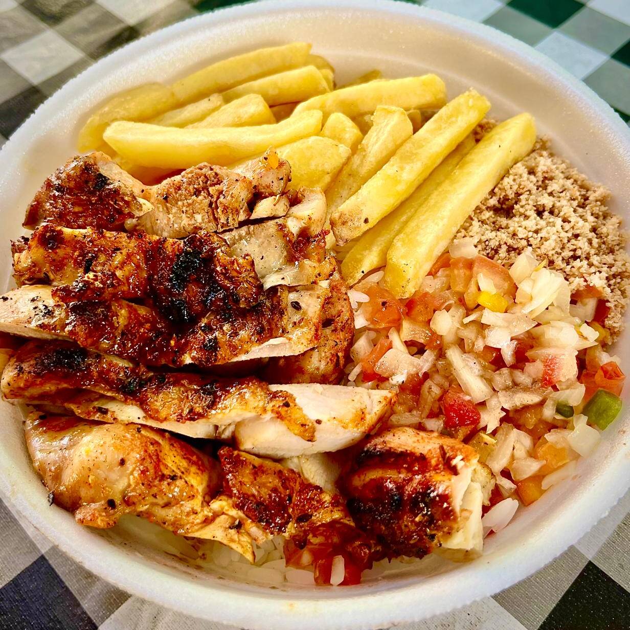 Frango grelhado na brasa acompanhado de arroz feijão fritas farofa e molho