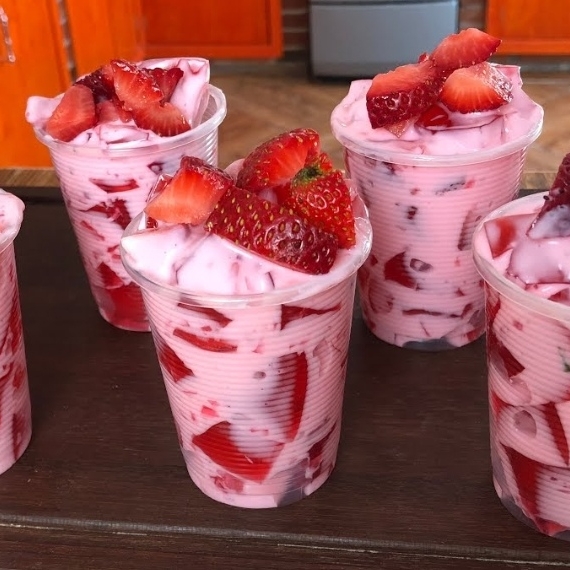 Fresas con crema en vaso