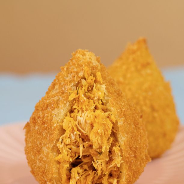 3 Coxinhas crocante por fora e super cremosa por dentro, recheada com frango temperado e muito catupiry. Uma combinação irresistível, feita com ingredientes de qualidade e muito sabor!