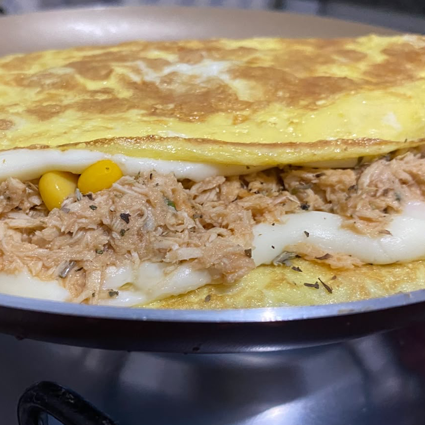 Frango desfiado, requeijão cremoso, milho verde e orégano.