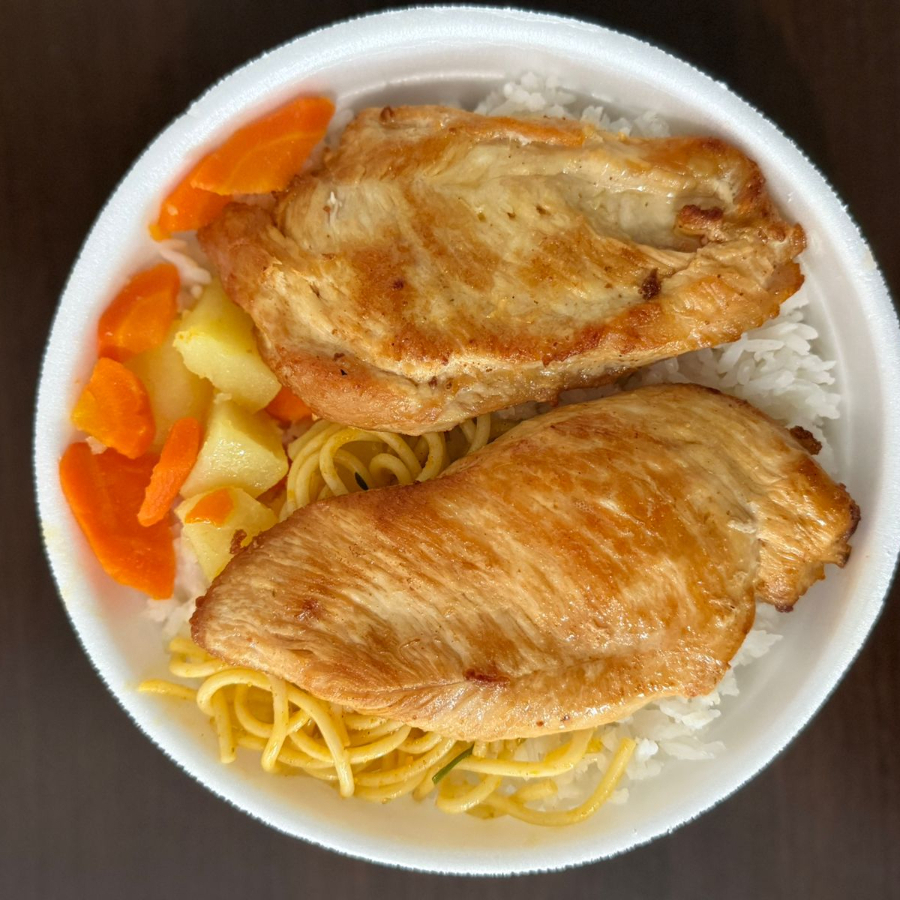 Arroz, feijão, macarrão, salada, file de frango, refogado de legumes e refri 350ml grátis