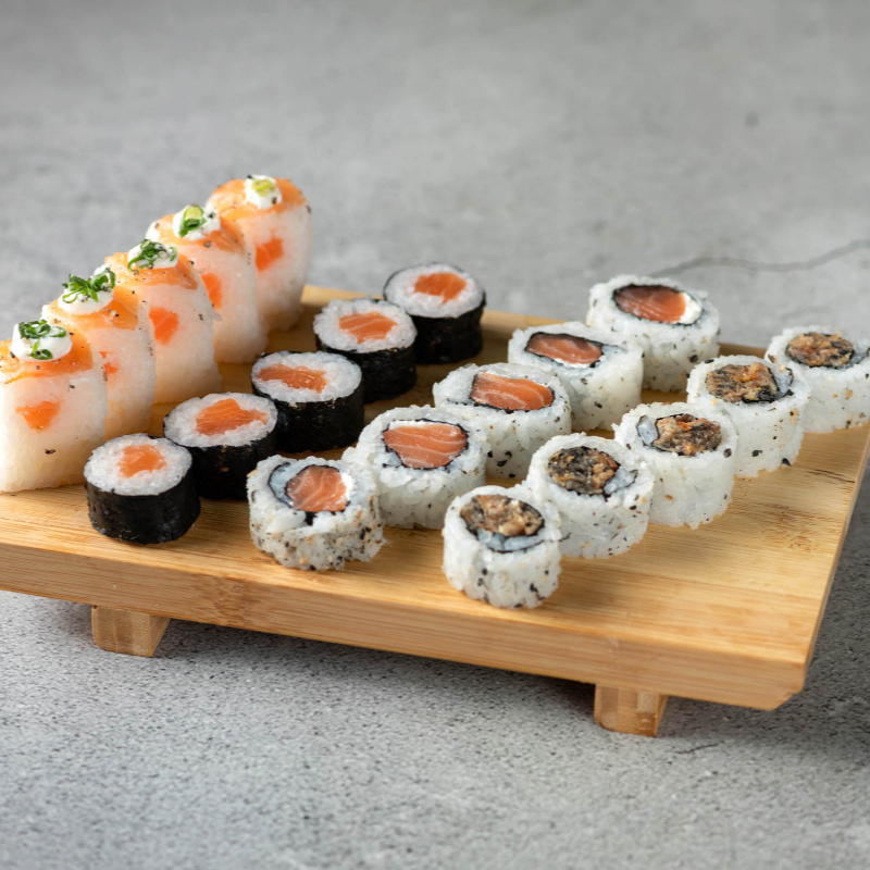 5 uramakis salmão, 5 salmãomakis, 5 uramakis skin,5 bateras. Não poderá ter trocas de sushis