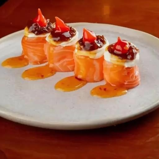 Arroz envolto no salmão, cream cheese pimenta biquinho e geleia levemente picante de pimenta