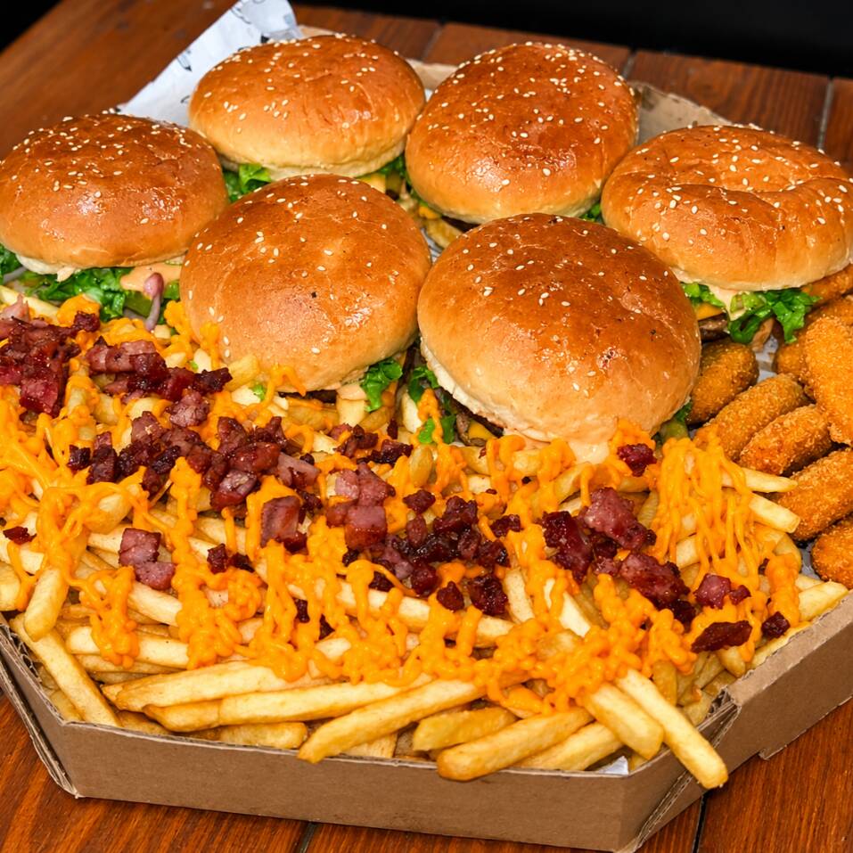 Caixa de Hamburguer com 6 Duplo cheddar + Batata com Calabresa, Bacon e Queijo Derretido + Porção de Nuggets