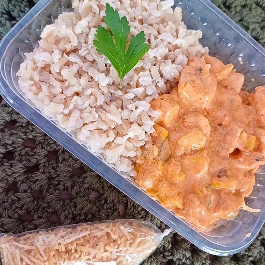 Strogonoff de frango, arroz integral. Acompanha batata palha