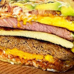 Hamburguesa de Chuleta Ahumada + Papas Fritas