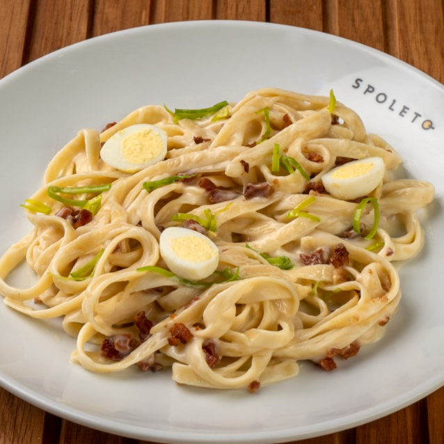 200g de fettuccine ao molho de queijos, com alho poró, bacon, ovo de codorna e calabresa.