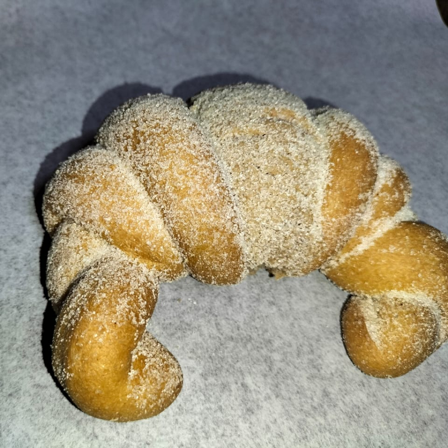 cuernito de canela, ligeramente galletoso