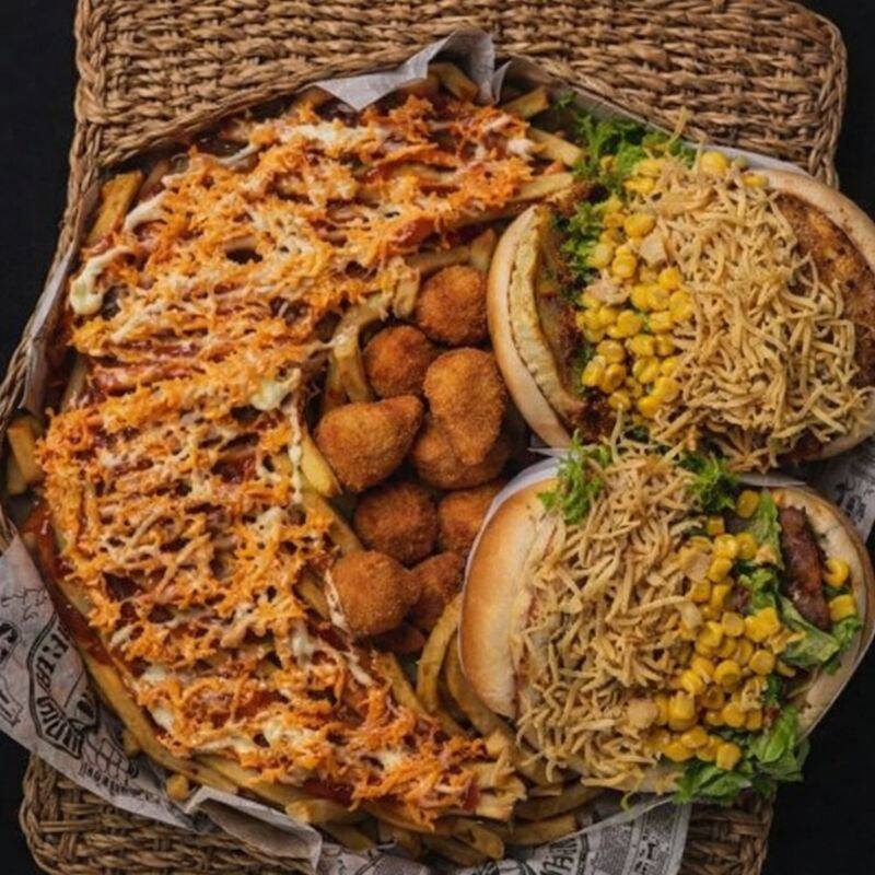 2 X-Tudo + Batata, cheddar, ketchup, maionese + salgadinhos.