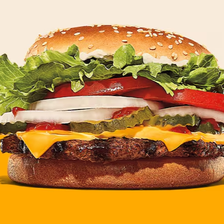 Um hambúrguer com uma carne bovina grelhada de 113g, pão com gergelim, queijo derretido, picles, salada fresca (alface, cebola, tomate), ketchup e maionese bk.