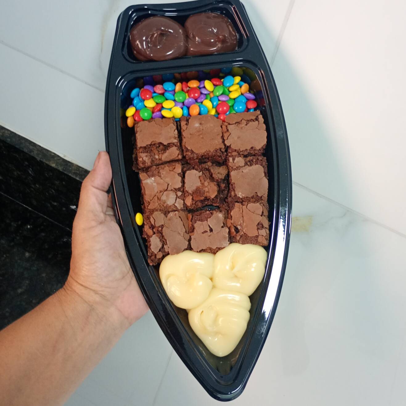 Brownie Barca da Casa Confetes chegou mais um lançamento. Experimente está delicia de ninho ,brigadeiro 9 pedaços de Brownie e confetes de chocolate. Já peça o seu
