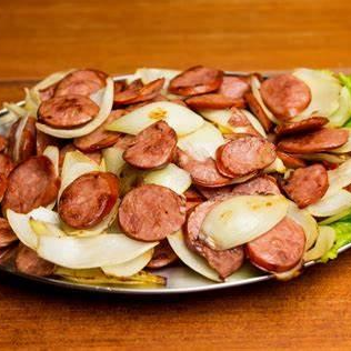 Calabresa acebolada, fritas, salada e pão francês fatiado. Serve 4 pessoas