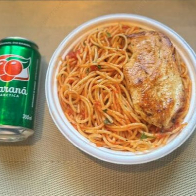 Marmita com delicioso filé de frango grelhado acompanhado de macarrão espaguete ao molho de tomates. Acompanha refrigerante lata Guaraná Antárctica lata 350ml bem gelada. Marmita indicada para 01 pessoa.