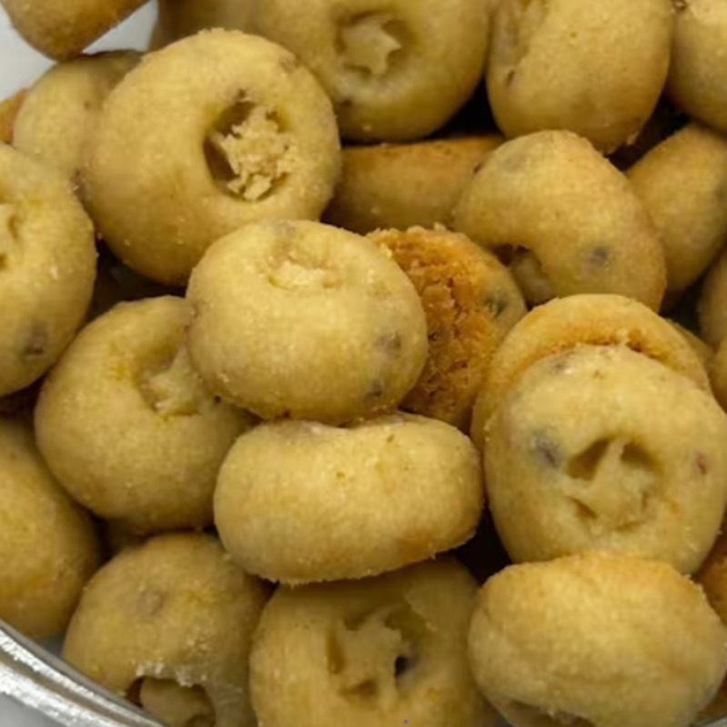 O sabor que todo mundo ama! Crocante por fora e macio por dentro, derrete na boca! Feito artesanalmente, perfeito para acompanhar com bebidinha e brownie no lanche! Pote com 100g