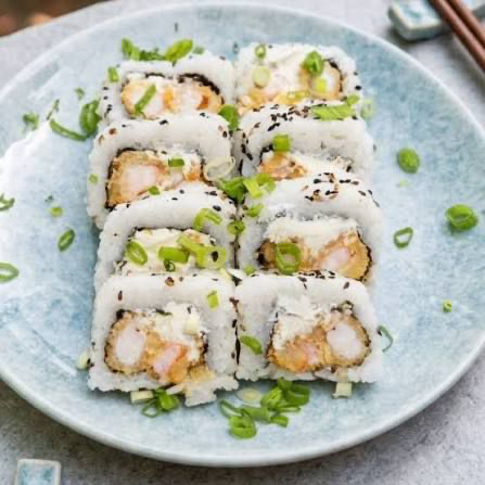 Rolo de sushi com arroz por fora, recheio de Camarão, cream Cheese e arroz, finalizadocom gergelim.