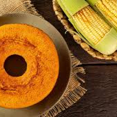 delicioso bolo de milho feito com milho de verdade. sem farinha de trigo. serve em média 5 fatias.