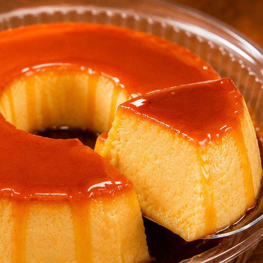 Pudim cremoso, lisinho, sem furinhos e derrete na boca! Produzido artesanalmente, feito em banho-maria e com uma perfeita calda de caramelo.
Serve até 06 Pessoas - 800ml