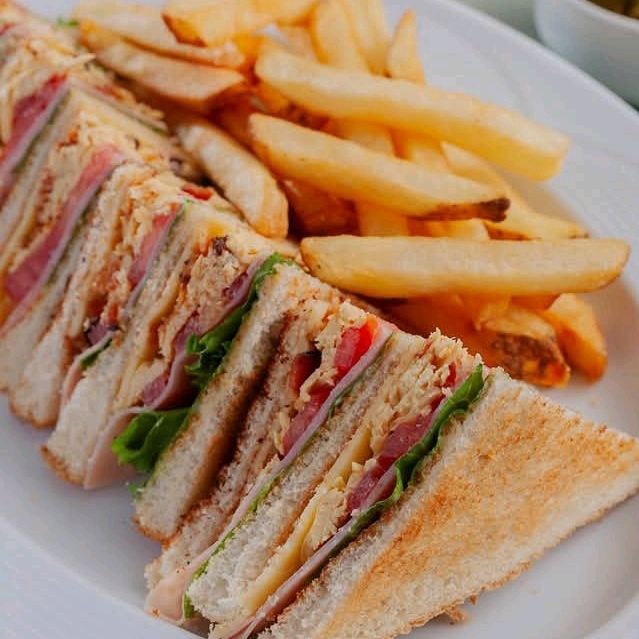 CLUB SANWICH CON PAPAS A LA FRANCESA
