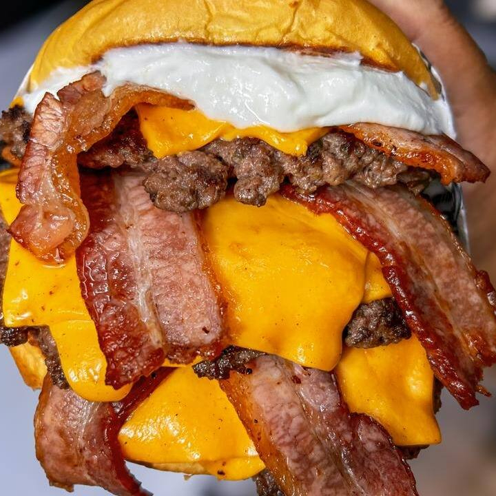 PAO DE HAMBURGUER 3X SMASH 3X QUEIJO CHEDDAR 3X BACON, MAIONESE DA CASA