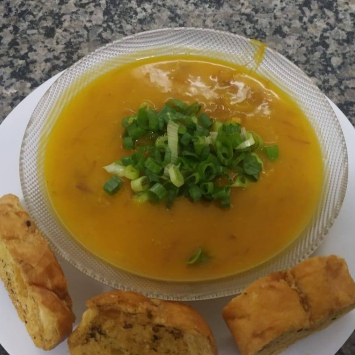 Caldo de peixe 500ml, torrada e cebolinha