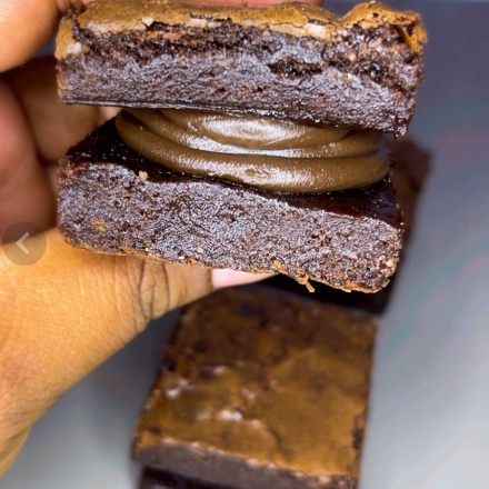 🍫 Quadradinho de Brownie Brigadeiro O clássico que nunca sai de moda! Brownie fofinho e chocolatudo, coberto com brigadeiro cremoso feito na panela, trazendo aquele sabor caseiro que todo mundo ama. Uma explosão de chocolate em cada mordida, perfeito para adoçar o dia.