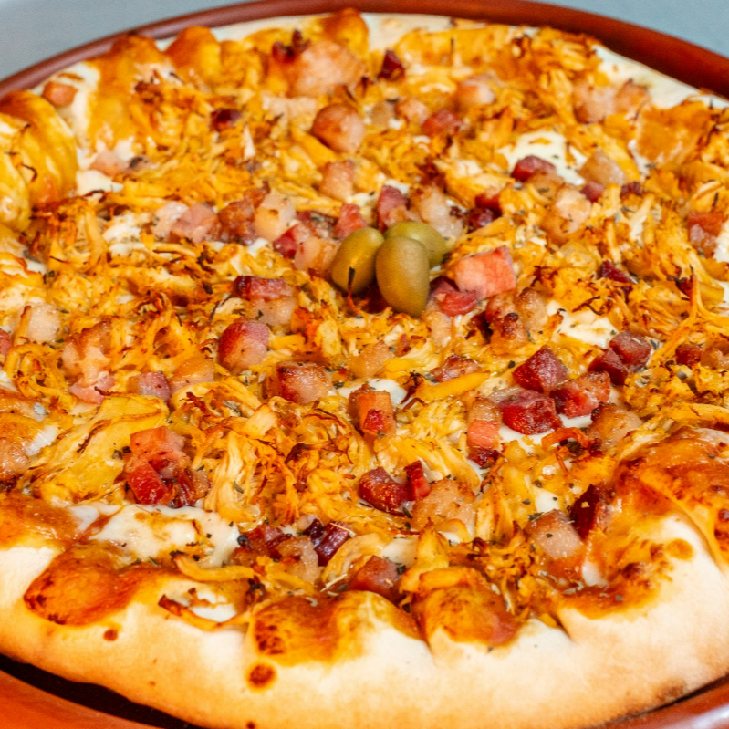 Mussarela, frango, bacon, azeitonas e orégano Tag: Pizza grande, Pizza, pizzaria, lanche, Pizza bacon, Pizza frango, , 8 fatias, próximo,