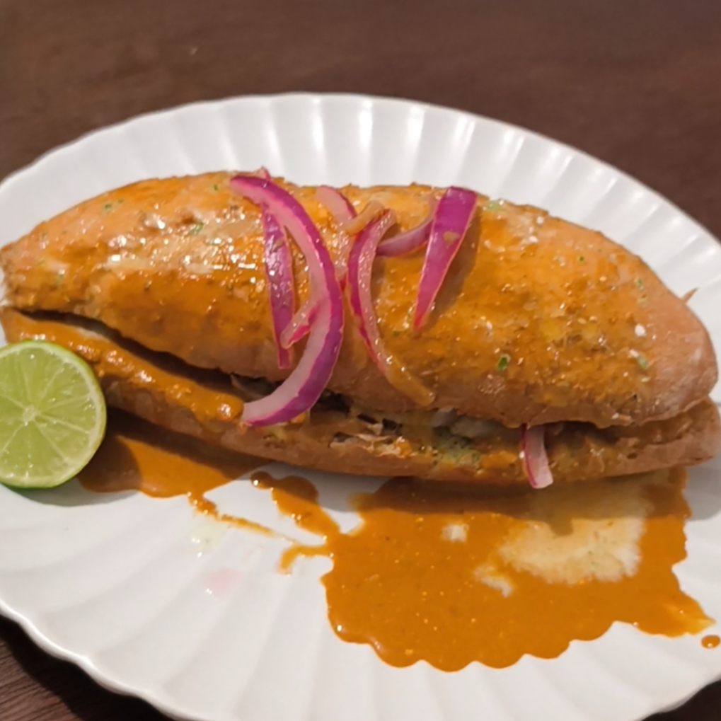 TORTA EN SALSA CHILES SECOS