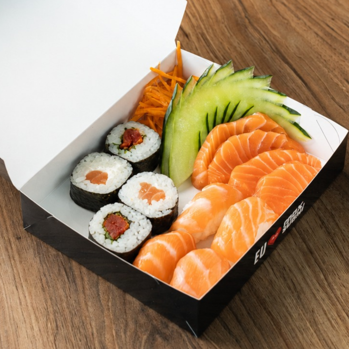 4 sashimi de salmão, 4 niguiri de salmão, 4 sushis variados. Incluso: Teriaki, shoyo, hashi, gengibre e wassabi.
