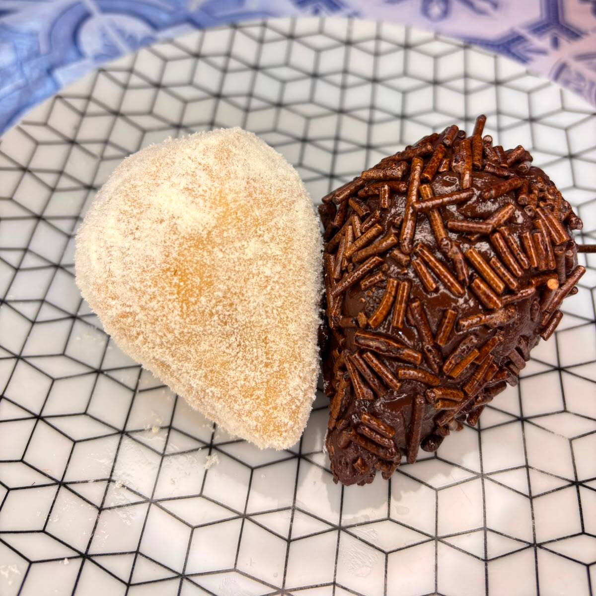 2 unidade de coxinha de morango ninho e brigadeiro