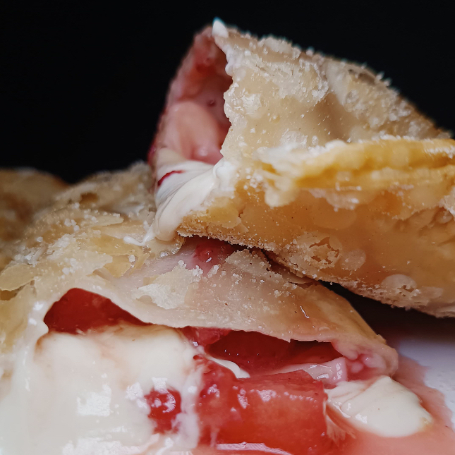 QUEIJO ,CHOCOLATE BRANCO E MORANGO