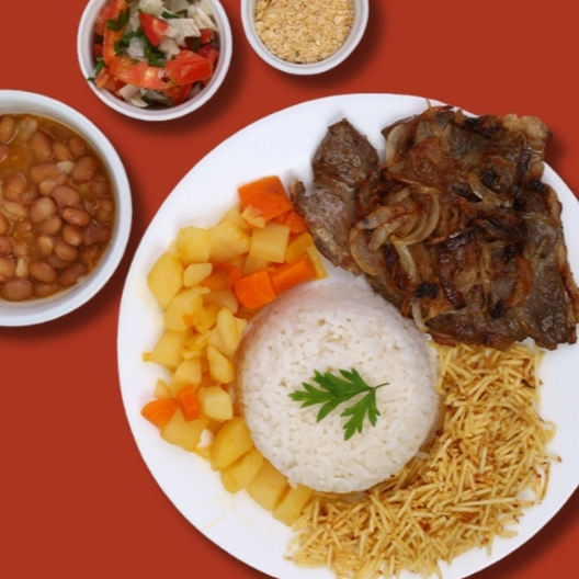 Delicioso marmitex com contra filé, arroz, feijão, legumes, farofa e batata palha .