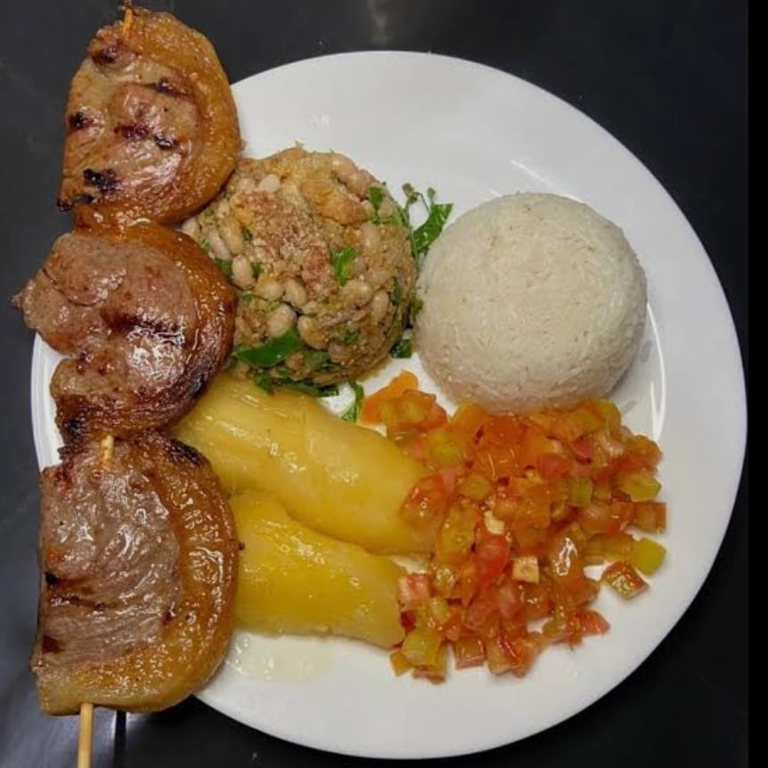 arroz ,feijão tropeiro, mandioca, vinagrete, espeto picanha montada
